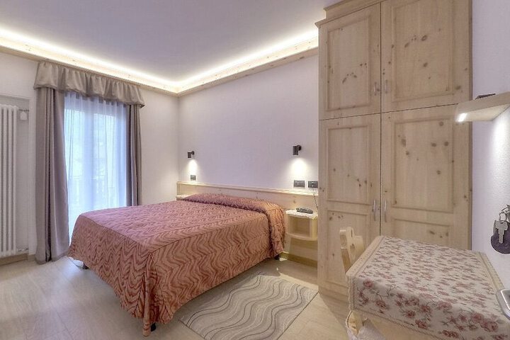 Room 7 of 63