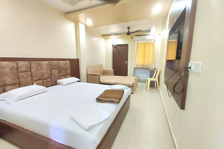 Room 4 of 8