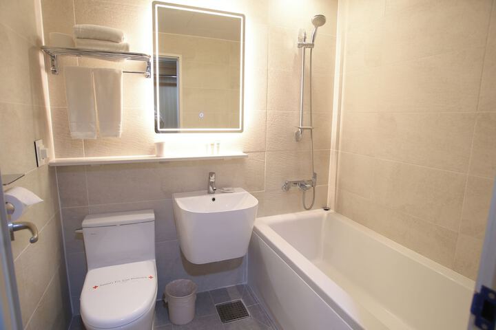 Room 6 of 14
