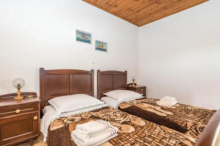 Room 3 of 18