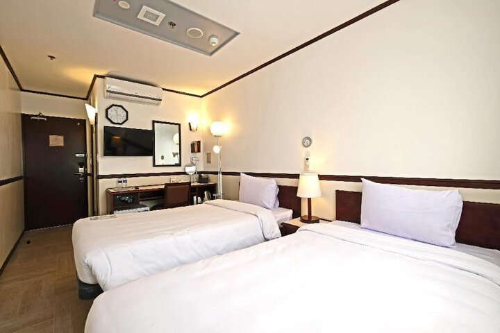 Room 25 of 49