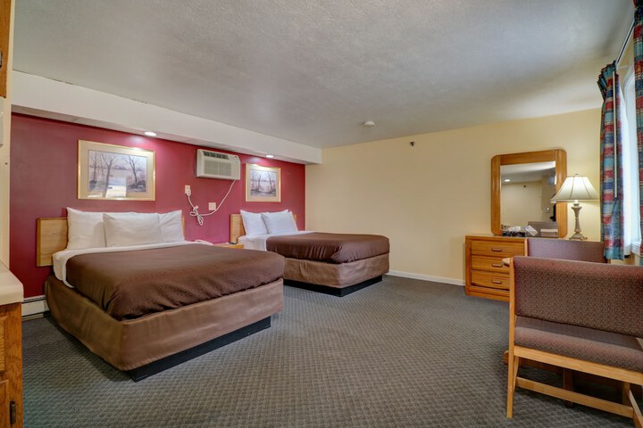 Standard Room, King or Two Doubles (2 of 7)