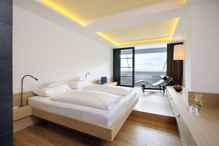 Room 9 of 100