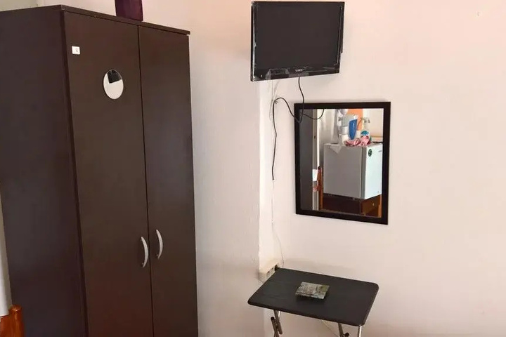 Room 8 of 12