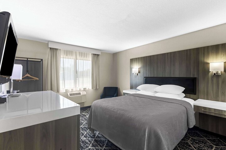 1 Queen Bed (6 of 11)