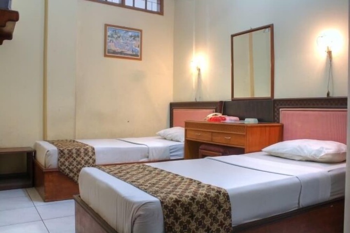 Room 4 of 8