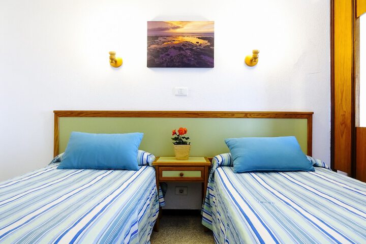 Room 12 of 148