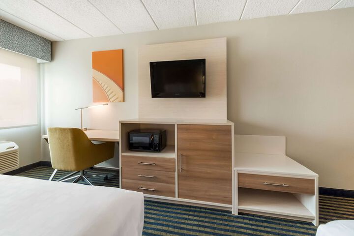 1 King Bed (4 of 5)