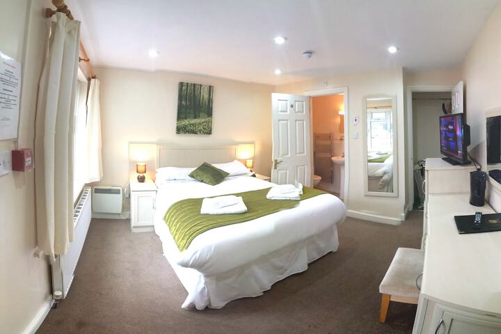 Room 4 of 102