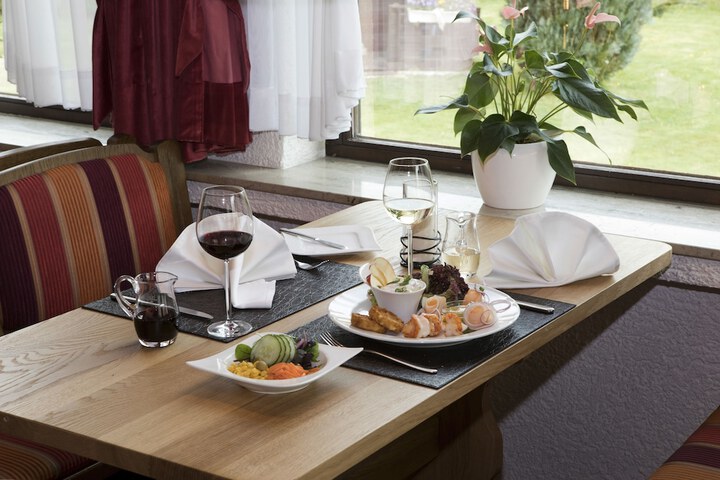 Dining 43 of 50