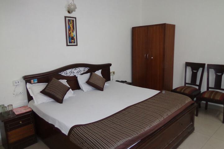 Room 4 of 18