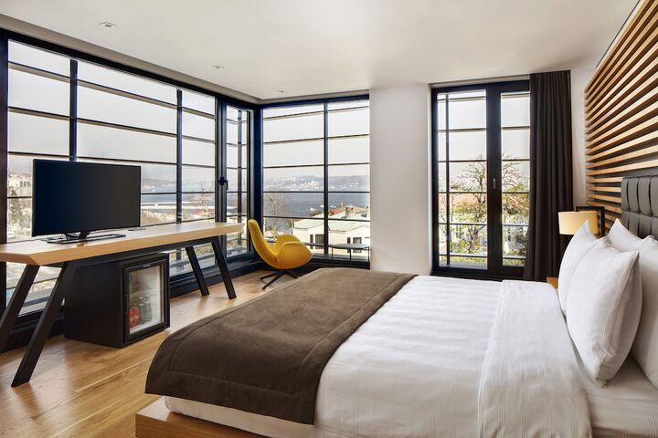 Room 52 of 94