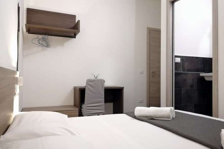 Room 8 of 12