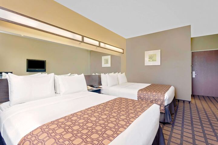 1 Queen Bed Accessible Room (17 of 19)