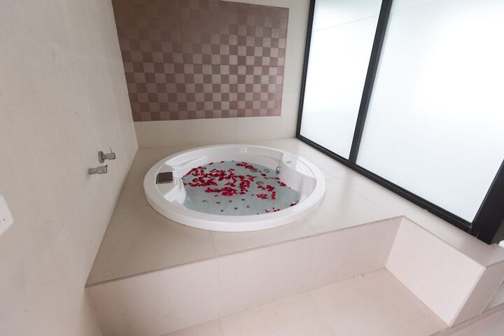 Hot Tub 64 of 102