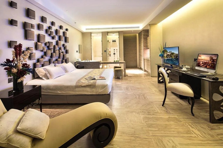 Room 4 of 9
