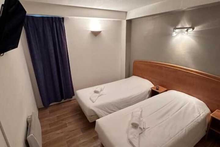 Room 11 of 18