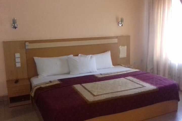 Room 9 of 10