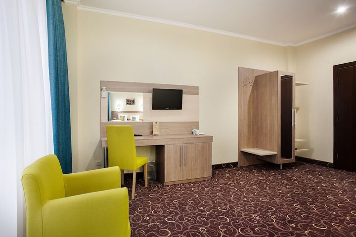 Room 11 of 48