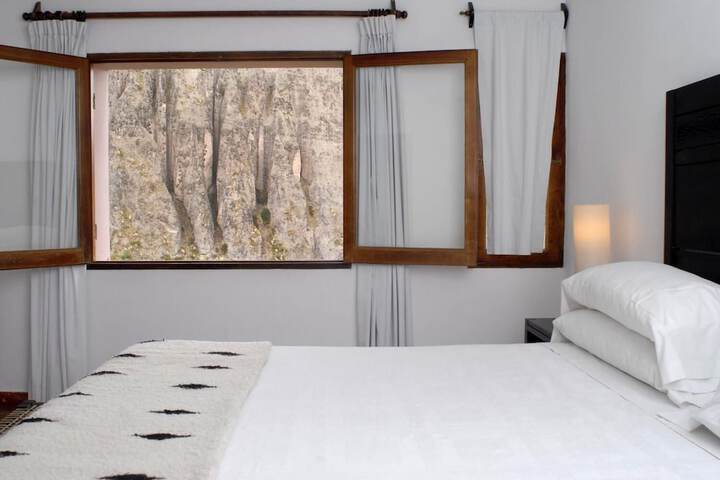 Room 6 of 33