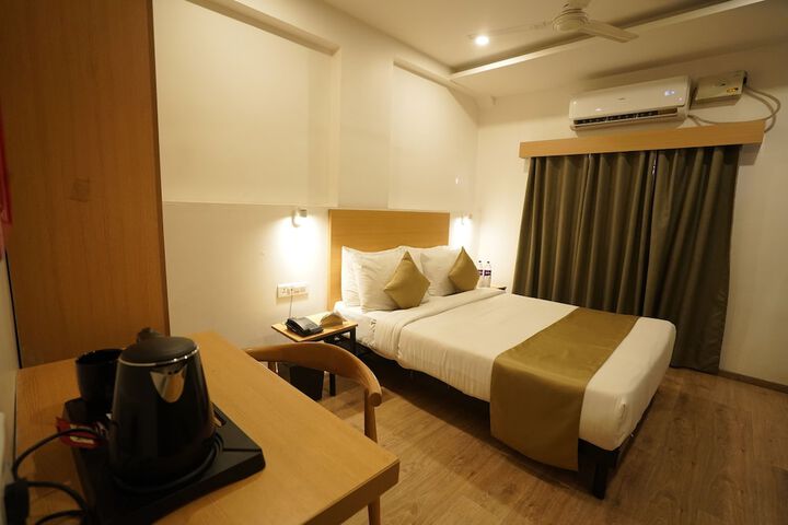 Room 13 of 37