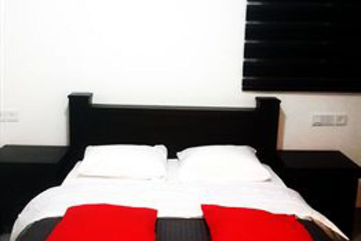 Room 8 of 16