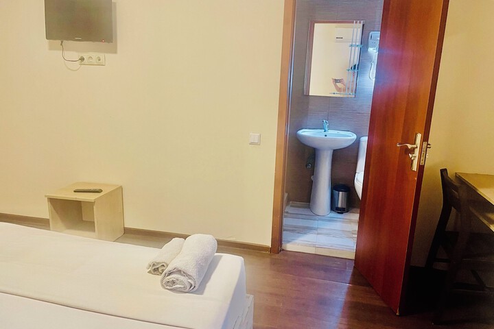 Room 9 of 146