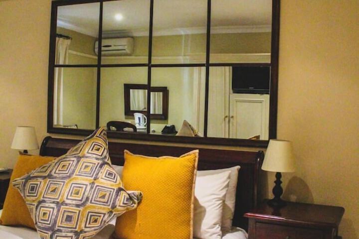 Room 7 of 28