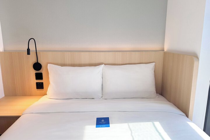 Room 9 of 16