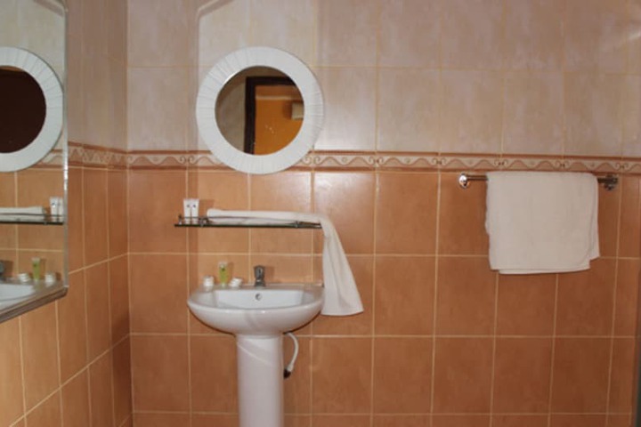 Room 6 of 8