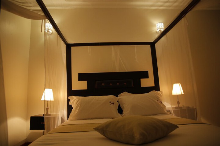 Room 12 of 32
