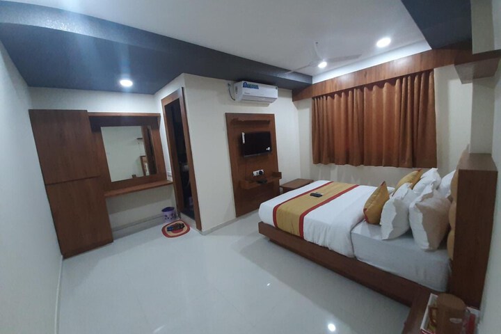 Room 13 of 37