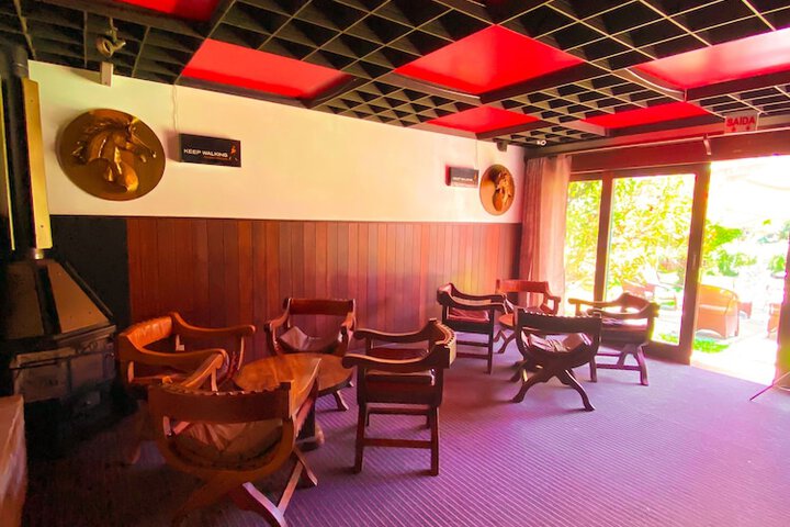 Lounge 76 of 100