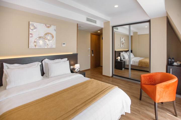 Room 13 of 47