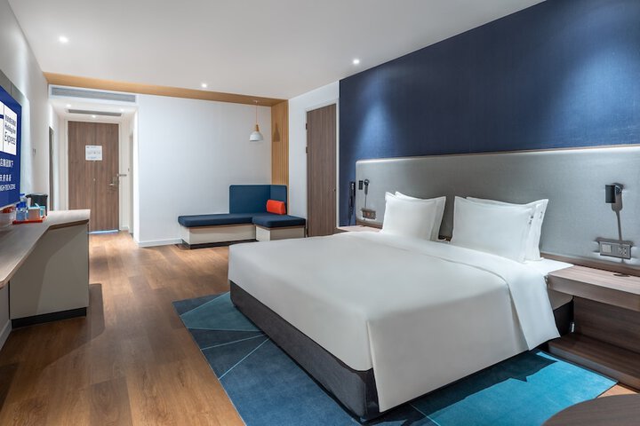 Room 4 of 61