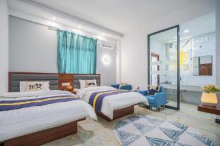 Room 6 of 8