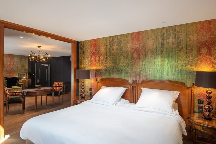 Room 33 of 204