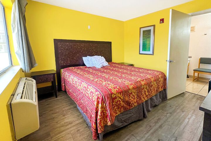 1 King Bed (7 of 9)