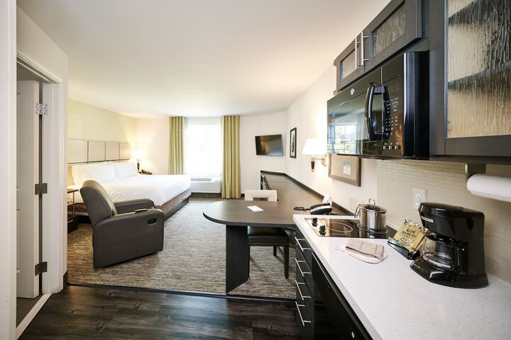1 Queen Studio Suite (8 of 10)
