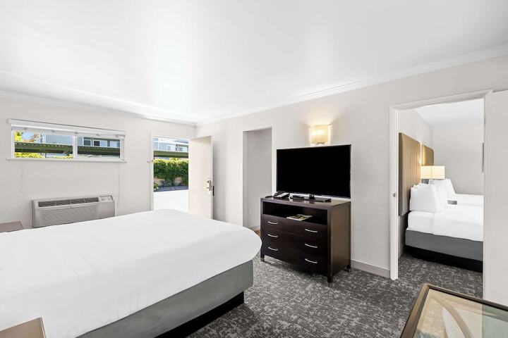 1 King Bed Larger Room, Microwave, Refrigerator High Speed Internet Accessible (5 of 18)
