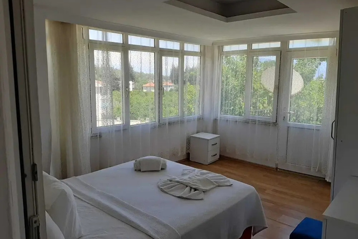 Room 5 of 18