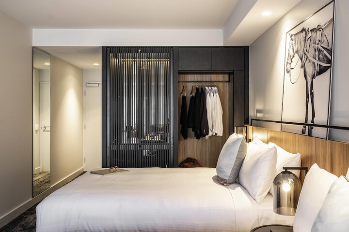Room 6 of 33