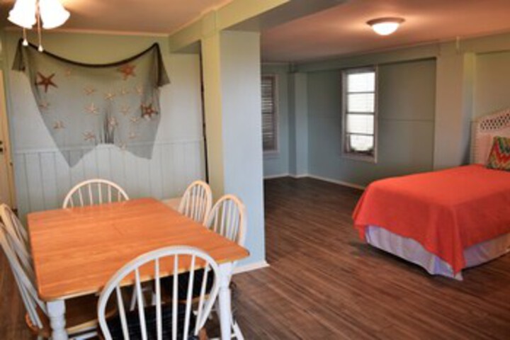 Room 27 of 76