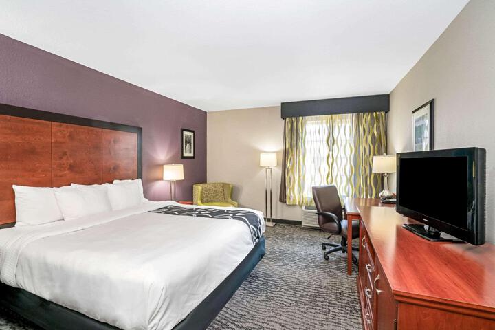 1 King Bed (15 of 17)