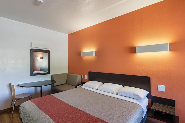 Deluxe King Bed (8 of 12)
