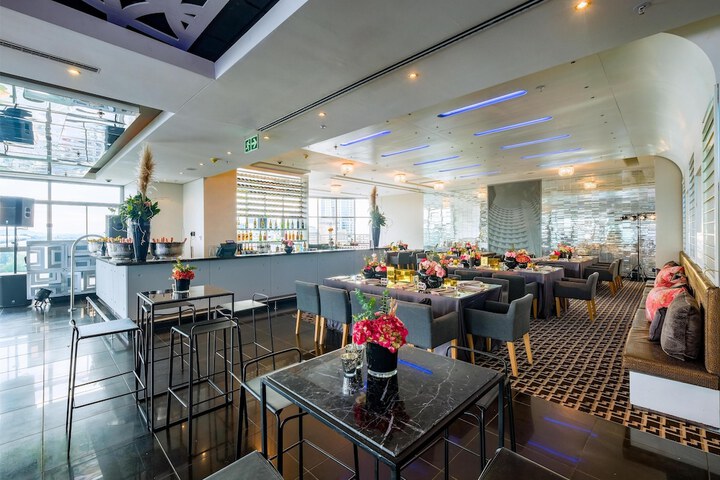 Lounge 104 of 148