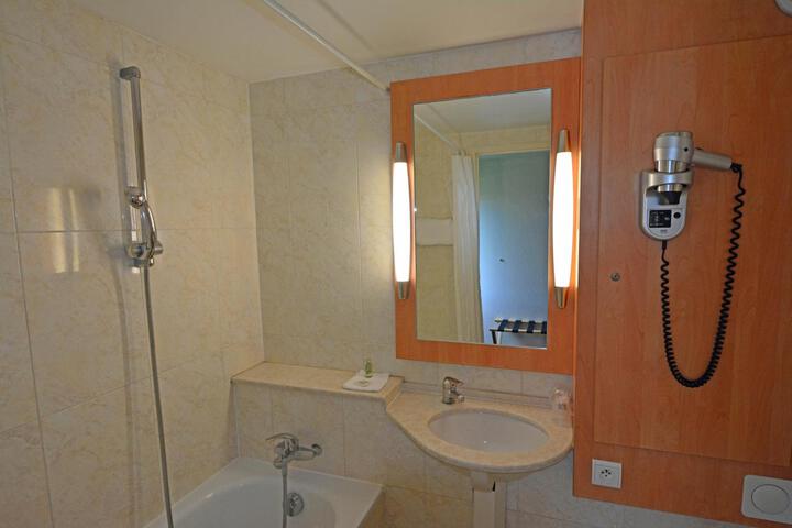 Room 73 of 80
