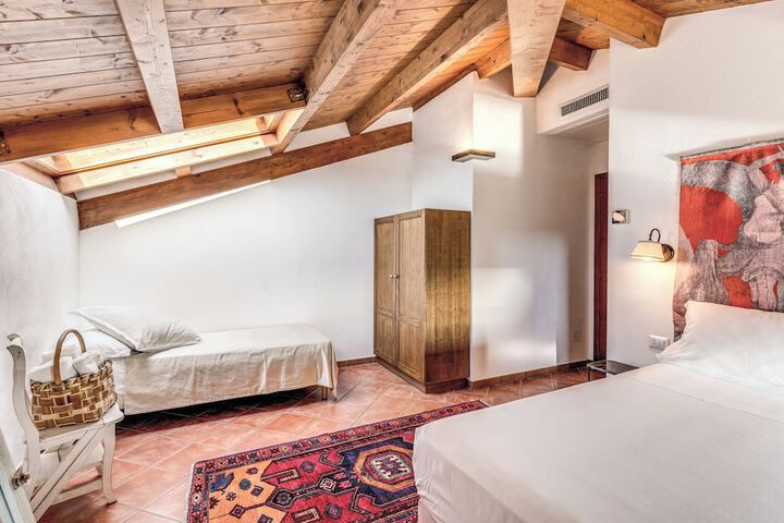 Room 4 of 61