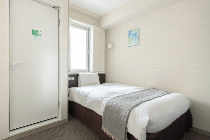 Room 7 of 102
