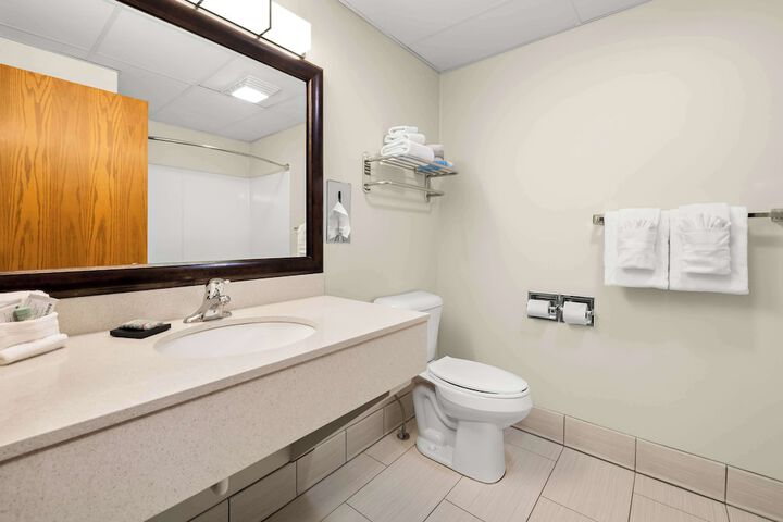 1 King Accessible Bathtub First Floor Microwave, Refrigerator WiFi Continental Breakfast (15 of 23)